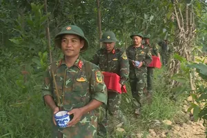 Rước 10 hài cốt liệt sĩ vừa được quy tập về quàn tại Đền thờ Liệt sĩ Trung đoàn 88, Sư đoàn 308 ở khu vực Câu Nhi