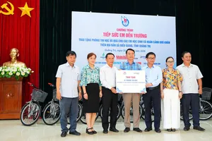 Tặng phòng máy tính cho học sinh Trường TH-THCS Cam Hiếu