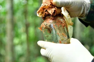 Một trong số các lọ thủy tinh chôn cùng 5 hài cốt liệt sĩ ở thôn Cựp Cuôi có tên Nguyễn Văn Vượng
