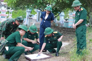 Đoàn công tác Bộ CHQS thành phố Huế xác định vị trí chôn liệt sĩ tại khu vực phía Bắc đèo Phước Tượng