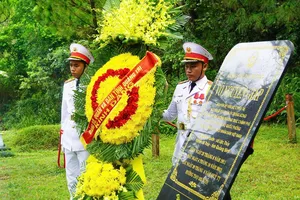 Đoàn đại biểu tỉnh Quảng Trị dâng hương, dâng hoa tưởng nhớ, tri ân Đại tướng Võ Nguyên Giáp tại Khu mộ Đại tướng ở Vũng Chùa - Đảo Yến