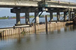Chạy đua vá "lá chắn" sông Hương