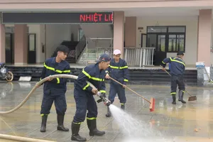 Công an TP Huế dọn dẹp trường mới xây, giúp học sinh vùng cao kịp ngày khai giảng