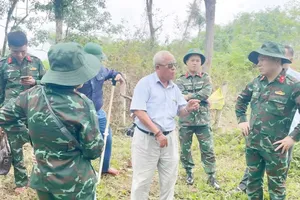 Nhân chứng đang trao đổi thông tin với Đội tìm kiếm hài cốt liệt sĩ tại Cồn Tiên