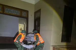 Lực lượng chức năng ở xã Lao Bảo, tỉnh Quảng Trị tổ chức di dời khẩn cấp 397 người dân và nhiều đồ đạc trong đêm