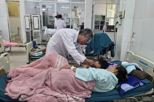 Bác sĩ chăm sóc 42 người ngộ độc thực phẩm sau khi ăn bánh mì ở Quảng Trị
