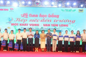 Trao học bổng Tiếp sức đến trường cho các tân sinh viên ở Quảng Trị 