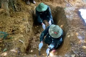 Cất bốc hài cốt liệt sĩ tại thôn Hương Sơn, xã Nam Đông, TP Huế.