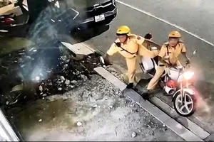 Hai cán bộ CSGT ở Huế kịp thời ứng cứu cụ bà bị đột quỵ 