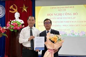 Trao quyết định thành lập Bệnh viện Lão khoa - Phục hồi chức năng TP Huế