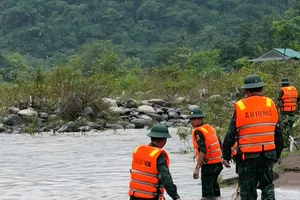 Lực lượng chức năng tìm kiếm bà H.T.L bị lũ cuốn trôi từ trưa 10-10