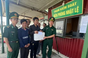 Cán bộ Đồn Biên phòng Nhật Lệ thăm hỏi, động viên và trao quà hỗ trợ 5 ngư dân Nghệ An gặp nạn 