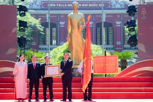 Trường THPT chuyên Quốc học Huế đón nhận Huân chương Độc lập hạng ba