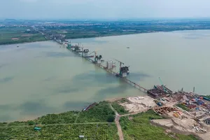 Cầu Hồng Hà đang dần thành hình sau gần 10 tháng thi công, nhiều trụ cầu đã vươn cao giữa lòng sông Hồng. Ảnh: TIẾN CƯỜNG