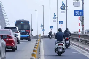 Các biển báo đã bị tháo gỡ. Ảnh: TOÀN NGUYỄN