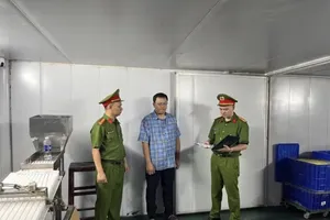 Cơ quan điều tra công bố các quyết định tố tụng đối với Nguyễn Thế Vinh. Ảnh: CÔNG AN CUNG CẤP