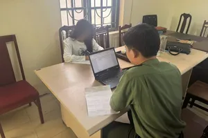 L.T.C làm việc với lực lượng Công an. Ảnh: CÔNG AN CUNG CẤP