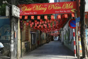 Tại ngõ 21 phố Quan Nhân (Hà Nội), một băng rôn tuyên truyền dịp tết vẫn còn khá mới (ảnh chụp ngày 2-10). Ảnh: TIẾN CƯỜNG