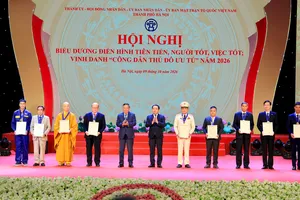 Bí thư Thành ủy Hà Nội Trần Đức Thắng trao danh hiệu “Công dân Thủ đô ưu tú'” tặng 9 cá nhân. Ảnh: THÀNH THÁI