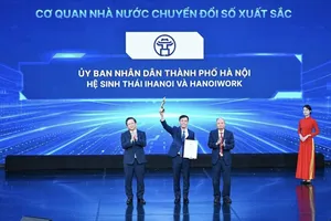 Giám đốc Sở KH-CN Hà Nội Cù Ngọc Trang - đại diện UBND TP Hà Nội nhận giải thưởng. Ảnh: THÀNH AN