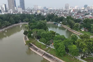 Công viên Thủ Lệ sở hữu cảnh quan hồ nước, cây xanh cổ thụ cùng hệ động vật phong phú. Ảnh: TIẾN CƯỜNG