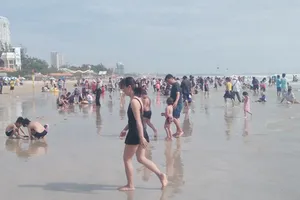 Tết Dương lịch năm nay khách du lịch đến Vũng Tàu tắm biển có vẻ thưa thớt hơn so với năm ngoái