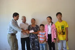 Bạn đọc giúp đỡ hơn 19 triệu  đồng cho 3 trẻ mồ côi do cha mẹ tử vong vì tai nạn giao thông