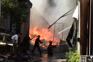  VIDEO: Cháy vựa phế liệu ở Bình Dương, hàng trăm học sinh tháo chạy  ​