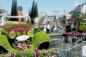 Xe ô tô và xe lam hoa trên đường phố Đà Lạt