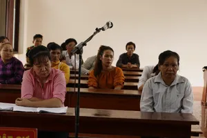 Các bị cáo tại phiên tòa sáng 20 - 4