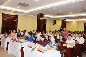 Toàn cảnh Hội nghị công bố quyết định văn phòng phục vụ chung của các cơ quan tham mưu giúp việc Tỉnh ủy sáng 1-6.