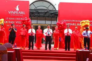 Phó Thủ tướng Chính phủ Vương Đình Huệ và các đại biểu cắt băng khai trương 