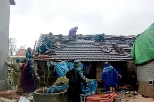 Lực lượng chức năng giúp người dân khắc phục thiệt hại