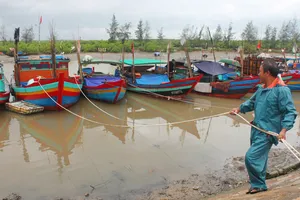 Người dân chằng néo tàu thuyền tại âu Cửa Sót, xã Thạch Kim, huyện Lộc Hà, tỉnh Hà Tĩnh để trú tránh bão