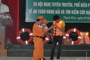 Trao áo phao và phần quà cho đại diện các ngư dân