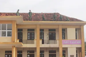 Lực lượng bộ đội giúp khắc phục hậu quả sau bão ở Trạm Y tế xã Kỳ Nam, thị xã Kỳ Anh, tỉnh Hà Tĩnh