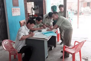 Lập biên bản xử phạt vi phạm đối với chủ cây xăng dầu tự ý nâng giá bán