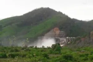 Ngày 11-10, Nhà máy thủy điện Hố Hô vẫn tiếp tục xả nước về hạ du