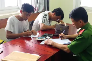 Hai đối tượng bị bắt giữ cùng tang vật tại cơ quan công an