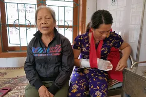 Chị Trần Thị Thanh H. với vết thương đã được băng bó