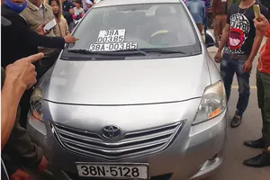 Người nhà nạn nhân N. S. Ng. và nhiều người dân bức xúc tập trung tại hiện trường vụ tai nạn