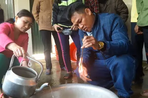 Giếng nước bị nhiễm dầu, khi lấy que củi nhúng vào nước và châm lửa đốt vẫn cháy bình thường