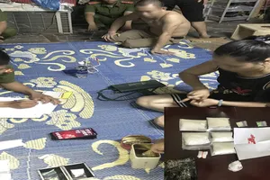 Khám xét, thu giữ tang vật ma túy tại nhà đối tượng
