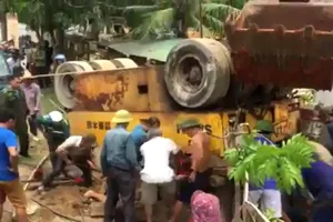 Hiện trường xảy ra vụ việc xe lu lật