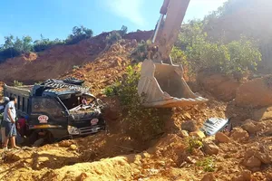Chiếc xe ô tô tải bị đất vùi lấp hoàn toàn tại hiện trường