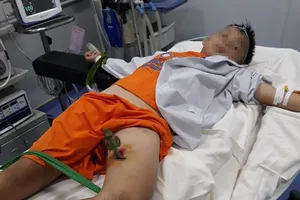 Mũi thanh sắt đâm vào đùi cháu Lê Văn Sáng
