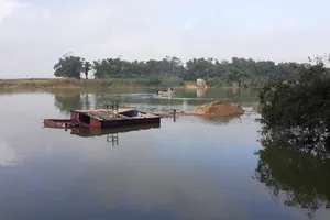 Sà lan khai thác cát trái phép sau khi bị đốt chìm 