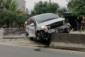 Xe ô tô con bị biến dạng phần đầu sau tai nạn