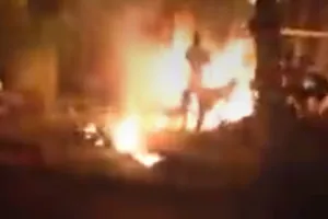 Một người phụ nữ đổ xăng tự thiêu trước sân nhà