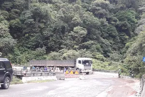 Nhiều địa điểm trên tuyến quốc lộ 8A qua huyện Hương Sơn, tỉnh Hà Tĩnh bị hư hỏng xuống cấp